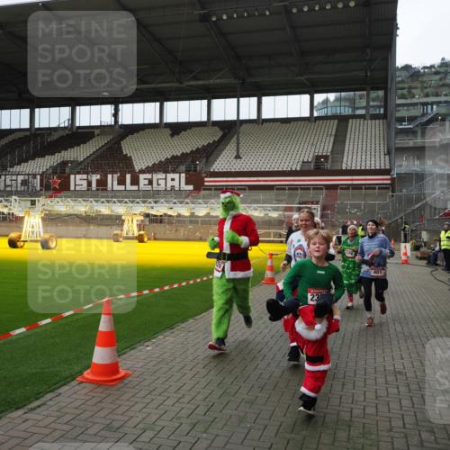 07.12.2025 - St. Pauli X-Mass-Run No. 15 Fabian Wolf http://msf.ph/oto/9397473 07.12.2025 10:45:23 Ziel 82, 401, 430, 467, 631, 636, 1096, 1245, 2086, 2158, 2220, 2355, 2356, 2524, 2535, 2926, 2934, 3350 meine-sportfotos.de