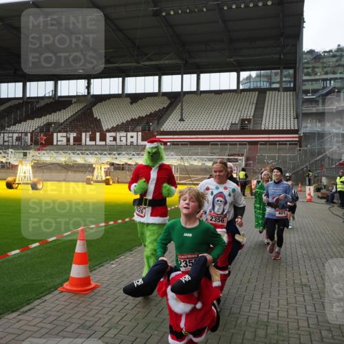07.12.2025 - St. Pauli X-Mass-Run No. 15 Fabian Wolf http://msf.ph/oto/9397475 07.12.2025 10:45:23 Ziel 82, 401, 430, 467, 631, 636, 1096, 1245, 2086, 2158, 2220, 2355, 2356, 2524, 2535, 2926, 2934, 3350 meine-sportfotos.de