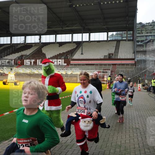 07.12.2025 - St. Pauli X-Mass-Run No. 15 Fabian Wolf http://msf.ph/oto/9397477 07.12.2025 10:45:24 Ziel 82, 401, 430, 467, 631, 636, 1096, 1245, 2086, 2158, 2220, 2355, 2356, 2535, 2926, 2934, 3350 meine-sportfotos.de