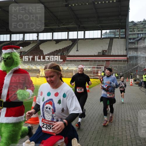 07.12.2025 - St. Pauli X-Mass-Run No. 15 Fabian Wolf http://msf.ph/oto/9397479 07.12.2025 10:45:24 Ziel 82, 401, 430, 467, 631, 636, 1096, 1245, 2086, 2158, 2220, 2355, 2356, 2535, 2926, 2934, 3350 meine-sportfotos.de
