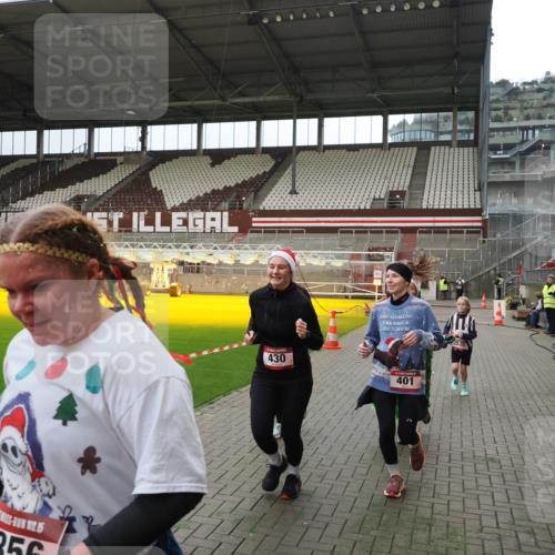 07.12.2025 - St. Pauli X-Mass-Run No. 15 Fabian Wolf http://msf.ph/oto/9397480 07.12.2025 10:45:24 Ziel 82, 401, 430, 467, 631, 636, 1096, 1245, 2086, 2158, 2220, 2355, 2356, 2535, 2926, 2934, 3350 meine-sportfotos.de