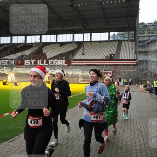 07.12.2025 - St. Pauli X-Mass-Run No. 15 Fabian Wolf http://msf.ph/oto/9397483 07.12.2025 10:45:25 Ziel 82, 401, 430, 467, 631, 636, 1096, 1245, 2086, 2220, 2355, 2356, 2535, 2926, 2934, 3350 meine-sportfotos.de