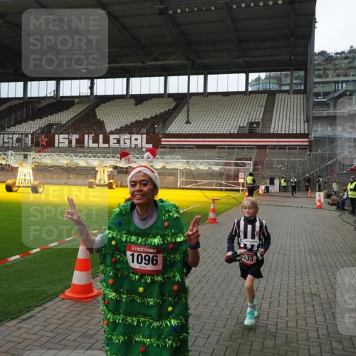 07.12.2025 - St. Pauli X-Mass-Run No. 15 Fabian Wolf http://msf.ph/oto/9397488 07.12.2025 10:45:26 Ziel 82, 401, 430, 467, 631, 636, 1096, 1245, 2086, 2220, 2355, 2356, 2535, 2926, 2934, 3350 meine-sportfotos.de