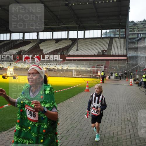 07.12.2025 - St. Pauli X-Mass-Run No. 15 Fabian Wolf http://msf.ph/oto/9397489 07.12.2025 10:45:26 Ziel 82, 401, 430, 467, 631, 636, 1096, 1245, 2086, 2220, 2355, 2356, 2535, 2926, 2934, 3350 meine-sportfotos.de