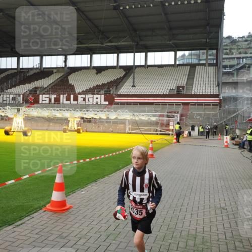 07.12.2025 - St. Pauli X-Mass-Run No. 15 Fabian Wolf http://msf.ph/oto/9397491 07.12.2025 10:45:27 Ziel 82, 401, 430, 467, 1096, 1245, 2086, 2220, 2355, 2356, 2535, 2926, 2934, 3350 meine-sportfotos.de