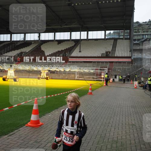 07.12.2025 - St. Pauli X-Mass-Run No. 15 Fabian Wolf http://msf.ph/oto/9397492 07.12.2025 10:45:27 Ziel 82, 401, 430, 467, 1096, 1245, 2086, 2220, 2355, 2356, 2535, 2926, 2934, 3350 meine-sportfotos.de