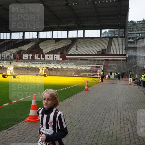 07.12.2025 - St. Pauli X-Mass-Run No. 15 Fabian Wolf http://msf.ph/oto/9397493 07.12.2025 10:45:27 Ziel 82, 401, 430, 467, 1096, 1245, 2086, 2220, 2355, 2356, 2535, 2926, 2934, 3350 meine-sportfotos.de