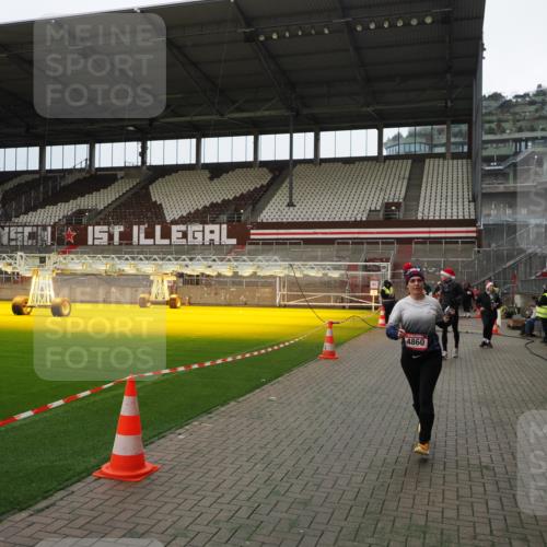 07.12.2025 - St. Pauli X-Mass-Run No. 15 Fabian Wolf http://msf.ph/oto/9397497 07.12.2025 10:45:37 Ziel 430, 467, 1096, 1823, 2535, 3835, 3838, 4854, 4860 meine-sportfotos.de