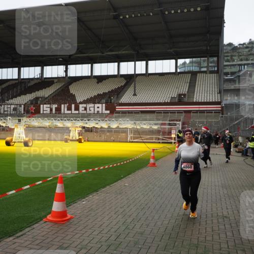 07.12.2025 - St. Pauli X-Mass-Run No. 15 Fabian Wolf http://msf.ph/oto/9397498 07.12.2025 10:45:37 Ziel 430, 467, 1096, 1823, 2535, 3835, 3838, 4854, 4860 meine-sportfotos.de