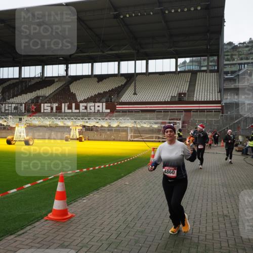 07.12.2025 - St. Pauli X-Mass-Run No. 15 Fabian Wolf http://msf.ph/oto/9397500 07.12.2025 10:45:37 Ziel 430, 467, 1096, 1823, 2535, 3835, 3838, 4854, 4860 meine-sportfotos.de