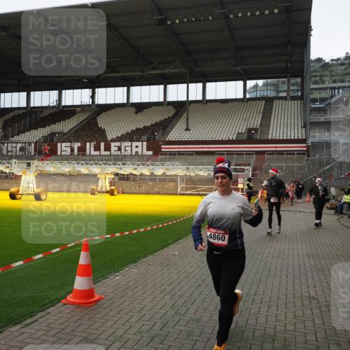 07.12.2025 - St. Pauli X-Mass-Run No. 15 Fabian Wolf http://msf.ph/oto/9397501 07.12.2025 10:45:38 Ziel 1823, 2324, 2326, 2535, 3835, 3838, 4854, 4860 meine-sportfotos.de