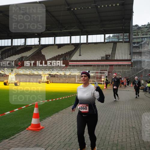 07.12.2025 - St. Pauli X-Mass-Run No. 15 Fabian Wolf http://msf.ph/oto/9397502 07.12.2025 10:45:38 Ziel 1823, 2324, 2326, 2535, 3835, 3838, 4854, 4860 meine-sportfotos.de
