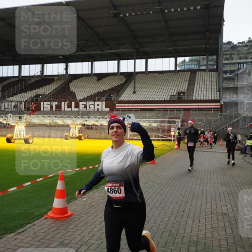 07.12.2025 - St. Pauli X-Mass-Run No. 15 Fabian Wolf http://msf.ph/oto/9397503 07.12.2025 10:45:38 Ziel 1823, 2324, 2326, 2535, 3835, 3838, 4854, 4860 meine-sportfotos.de