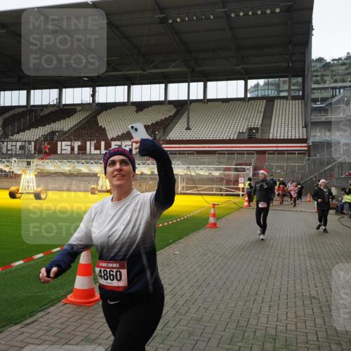 07.12.2025 - St. Pauli X-Mass-Run No. 15 Fabian Wolf http://msf.ph/oto/9397504 07.12.2025 10:45:38 Ziel 1823, 2324, 2326, 2535, 3835, 3838, 4854, 4860 meine-sportfotos.de