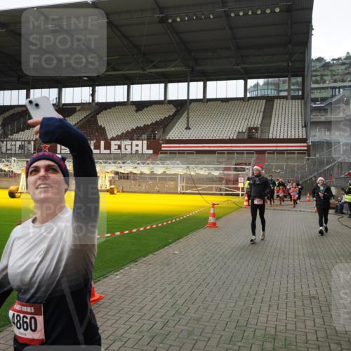 07.12.2025 - St. Pauli X-Mass-Run No. 15 Fabian Wolf http://msf.ph/oto/9397505 07.12.2025 10:45:38 Ziel 1823, 2324, 2326, 2535, 3835, 3838, 4854, 4860 meine-sportfotos.de