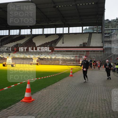 07.12.2025 - St. Pauli X-Mass-Run No. 15 Fabian Wolf http://msf.ph/oto/9397506 07.12.2025 10:45:39 Ziel 1823, 2218, 2324, 2326, 2535, 3835, 3838, 4762, 4854, 4860 meine-sportfotos.de