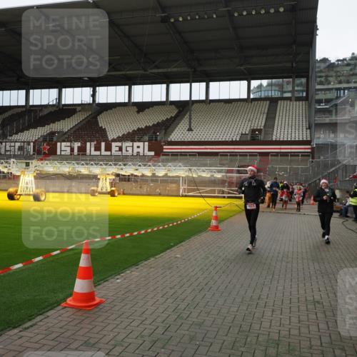 07.12.2025 - St. Pauli X-Mass-Run No. 15 Fabian Wolf http://msf.ph/oto/9397507 07.12.2025 10:45:39 Ziel 1823, 2218, 2324, 2326, 2535, 3835, 3838, 4762, 4854, 4860 meine-sportfotos.de