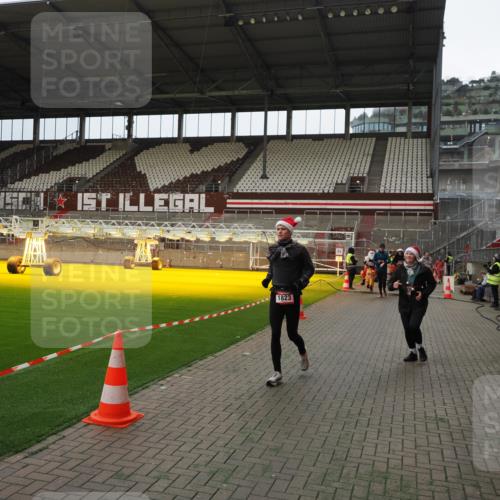 07.12.2025 - St. Pauli X-Mass-Run No. 15 Fabian Wolf http://msf.ph/oto/9397509 07.12.2025 10:45:40 Ziel 1823, 2218, 2324, 2326, 3835, 3838, 4762, 4854, 4860 meine-sportfotos.de