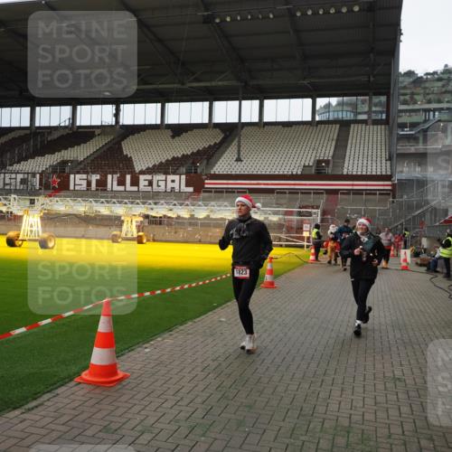 07.12.2025 - St. Pauli X-Mass-Run No. 15 Fabian Wolf http://msf.ph/oto/9397510 07.12.2025 10:45:40 Ziel 1823, 2218, 2324, 2326, 3835, 3838, 4762, 4854, 4860 meine-sportfotos.de