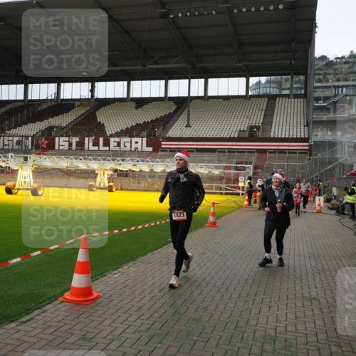 07.12.2025 - St. Pauli X-Mass-Run No. 15 Fabian Wolf http://msf.ph/oto/9397511 07.12.2025 10:45:40 Ziel 1823, 2218, 2324, 2326, 3835, 3838, 4762, 4854, 4860 meine-sportfotos.de
