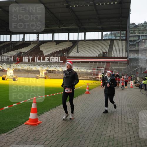07.12.2025 - St. Pauli X-Mass-Run No. 15 Fabian Wolf http://msf.ph/oto/9397512 07.12.2025 10:45:41 Ziel 1823, 2218, 2324, 2326, 3835, 3838, 4762, 4854, 4860 meine-sportfotos.de