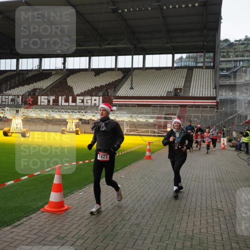 07.12.2025 - St. Pauli X-Mass-Run No. 15 Fabian Wolf http://msf.ph/oto/9397513 07.12.2025 10:45:41 Ziel 1823, 2218, 2324, 2326, 3835, 3838, 4762, 4854, 4860 meine-sportfotos.de