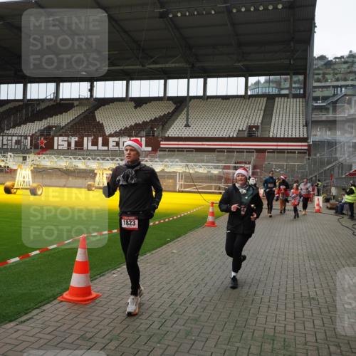 07.12.2025 - St. Pauli X-Mass-Run No. 15 Fabian Wolf http://msf.ph/oto/9397514 07.12.2025 10:45:41 Ziel 1823, 2218, 2324, 2326, 3835, 3838, 4762, 4854, 4860 meine-sportfotos.de
