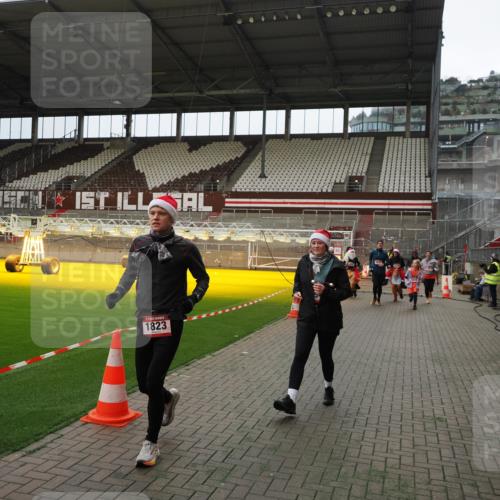 07.12.2025 - St. Pauli X-Mass-Run No. 15 Fabian Wolf http://msf.ph/oto/9397515 07.12.2025 10:45:41 Ziel 1823, 2218, 2324, 2326, 3835, 3838, 4762, 4854, 4860 meine-sportfotos.de
