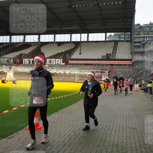07.12.2025 - St. Pauli X-Mass-Run No. 15 Fabian Wolf http://msf.ph/oto/9397516 07.12.2025 10:45:41 Ziel 1823, 2218, 2324, 2326, 3835, 3838, 4762, 4854, 4860 meine-sportfotos.de
