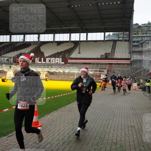 07.12.2025 - St. Pauli X-Mass-Run No. 15 Fabian Wolf http://msf.ph/oto/9397517 07.12.2025 10:45:42 Ziel 1823, 2076, 2218, 2324, 2326, 3835, 3838, 4762, 4854, 4860 meine-sportfotos.de