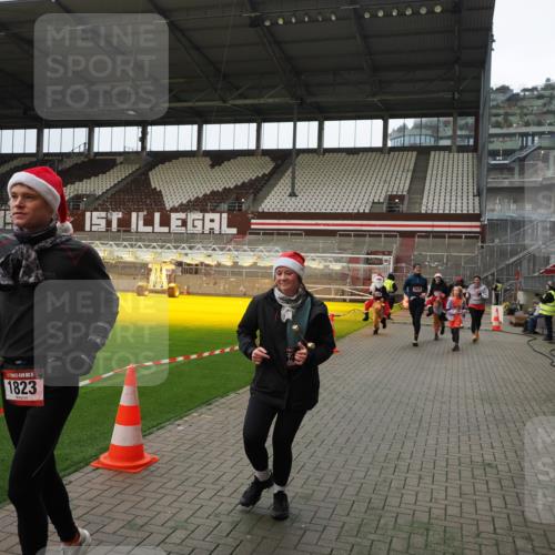 07.12.2025 - St. Pauli X-Mass-Run No. 15 Fabian Wolf http://msf.ph/oto/9397518 07.12.2025 10:45:42 Ziel 1823, 2076, 2218, 2324, 2326, 3835, 3838, 4762, 4854, 4860 meine-sportfotos.de