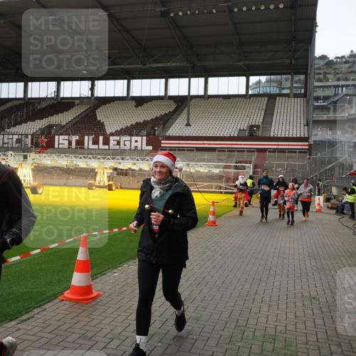 07.12.2025 - St. Pauli X-Mass-Run No. 15 Fabian Wolf http://msf.ph/oto/9397519 07.12.2025 10:45:42 Ziel 1823, 2076, 2218, 2324, 2326, 3835, 3838, 4762, 4854, 4860 meine-sportfotos.de
