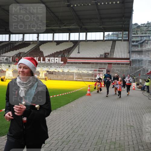 07.12.2025 - St. Pauli X-Mass-Run No. 15 Fabian Wolf http://msf.ph/oto/9397520 07.12.2025 10:45:43 Ziel 1823, 2076, 2079, 2089, 2218, 2324, 2326, 3835, 3838, 4762, 4854, 4860 meine-sportfotos.de