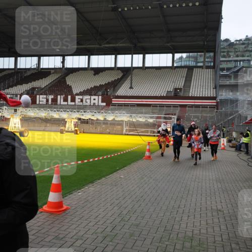 07.12.2025 - St. Pauli X-Mass-Run No. 15 Fabian Wolf http://msf.ph/oto/9397521 07.12.2025 10:45:43 Ziel 1823, 2076, 2079, 2089, 2218, 2324, 2326, 3835, 3838, 4762, 4854, 4860 meine-sportfotos.de