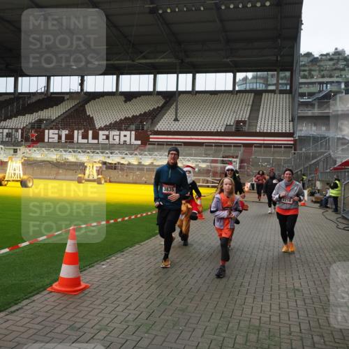 07.12.2025 - St. Pauli X-Mass-Run No. 15 Fabian Wolf http://msf.ph/oto/9397522 07.12.2025 10:45:45 Ziel 1823, 2076, 2079, 2089, 2218, 2324, 2326, 3835, 3838, 4762, 4854, 4860 meine-sportfotos.de