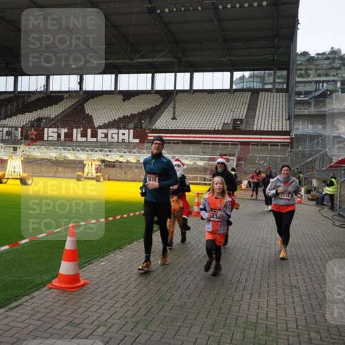 07.12.2025 - St. Pauli X-Mass-Run No. 15 Fabian Wolf http://msf.ph/oto/9397523 07.12.2025 10:45:45 Ziel 1823, 2076, 2079, 2089, 2218, 2324, 2326, 3835, 3838, 4762, 4854, 4860 meine-sportfotos.de