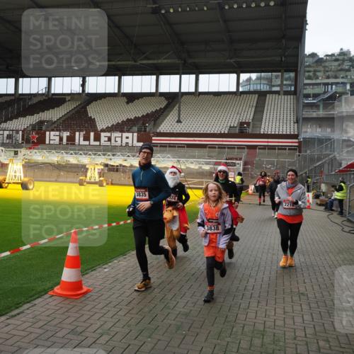 07.12.2025 - St. Pauli X-Mass-Run No. 15 Fabian Wolf http://msf.ph/oto/9397524 07.12.2025 10:45:46 Ziel 1823, 2076, 2079, 2089, 2218, 2324, 2326, 3835, 3838, 4762, 4854, 4860 meine-sportfotos.de