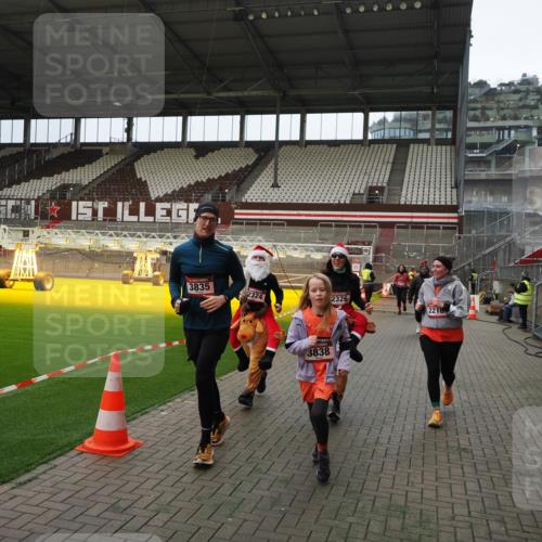 07.12.2025 - St. Pauli X-Mass-Run No. 15 Fabian Wolf http://msf.ph/oto/9397525 07.12.2025 10:45:46 Ziel 1823, 2076, 2079, 2089, 2218, 2324, 2326, 3835, 3838, 4762, 4854, 4860 meine-sportfotos.de