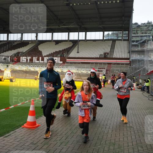 07.12.2025 - St. Pauli X-Mass-Run No. 15 Fabian Wolf http://msf.ph/oto/9397526 07.12.2025 10:45:46 Ziel 1823, 2076, 2079, 2089, 2218, 2324, 2326, 3835, 3838, 4762, 4854, 4860 meine-sportfotos.de