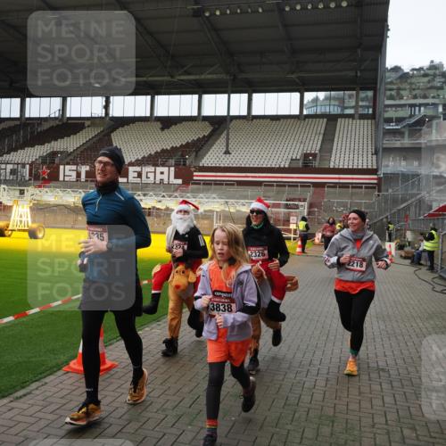 07.12.2025 - St. Pauli X-Mass-Run No. 15 Fabian Wolf http://msf.ph/oto/9397527 07.12.2025 10:45:46 Ziel 1823, 2076, 2079, 2089, 2218, 2324, 2326, 3835, 3838, 4762, 4854, 4860 meine-sportfotos.de