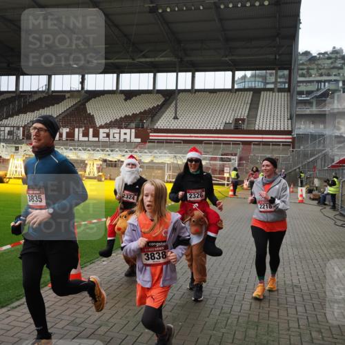 07.12.2025 - St. Pauli X-Mass-Run No. 15 Fabian Wolf http://msf.ph/oto/9397528 07.12.2025 10:45:46 Ziel 1823, 2076, 2079, 2089, 2218, 2324, 2326, 3835, 3838, 4762, 4854, 4860 meine-sportfotos.de