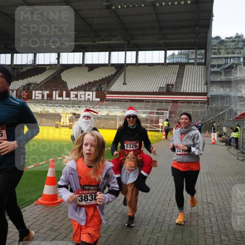 07.12.2025 - St. Pauli X-Mass-Run No. 15 Fabian Wolf http://msf.ph/oto/9397529 07.12.2025 10:45:47 Ziel 1823, 2076, 2079, 2089, 2218, 2324, 2326, 3835, 3838, 4762, 4854, 4860 meine-sportfotos.de