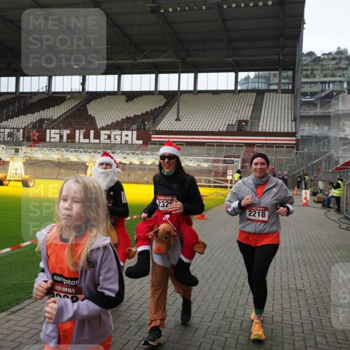 07.12.2025 - St. Pauli X-Mass-Run No. 15 Fabian Wolf http://msf.ph/oto/9397530 07.12.2025 10:45:47 Ziel 1823, 2076, 2079, 2089, 2218, 2324, 2326, 3835, 3838, 4762, 4854, 4860 meine-sportfotos.de