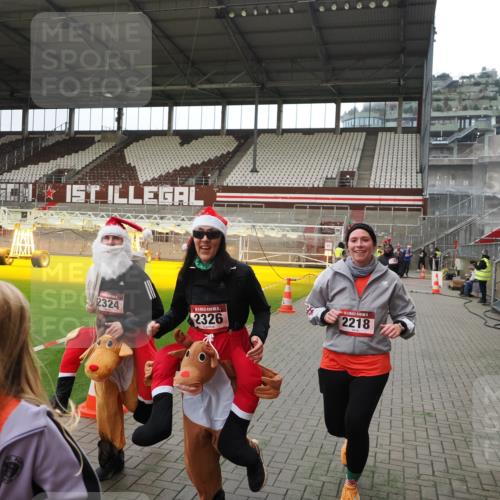 07.12.2025 - St. Pauli X-Mass-Run No. 15 Fabian Wolf http://msf.ph/oto/9397531 07.12.2025 10:45:47 Ziel 1823, 2076, 2079, 2089, 2218, 2324, 2326, 3835, 3838, 4762, 4854, 4860 meine-sportfotos.de