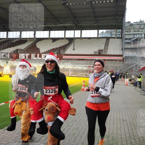 07.12.2025 - St. Pauli X-Mass-Run No. 15 Fabian Wolf http://msf.ph/oto/9397532 07.12.2025 10:45:47 Ziel 1823, 2076, 2079, 2089, 2218, 2324, 2326, 3835, 3838, 4762, 4854, 4860 meine-sportfotos.de