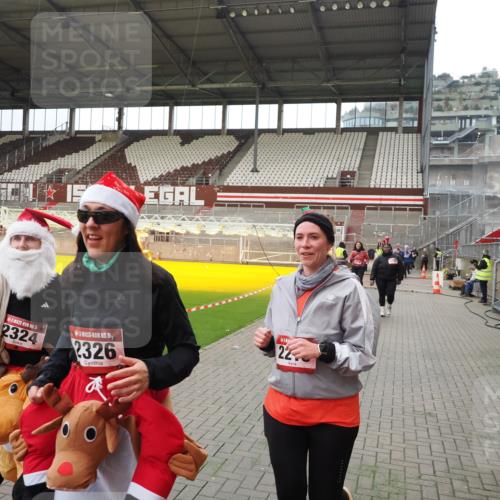 07.12.2025 - St. Pauli X-Mass-Run No. 15 Fabian Wolf http://msf.ph/oto/9397533 07.12.2025 10:45:47 Ziel 1823, 2076, 2079, 2089, 2218, 2324, 2326, 3835, 3838, 4762, 4854, 4860 meine-sportfotos.de