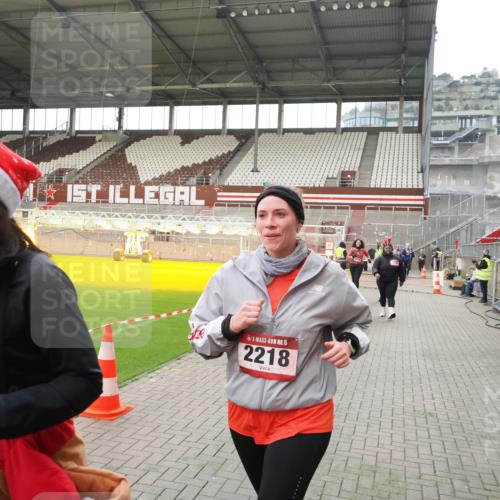 07.12.2025 - St. Pauli X-Mass-Run No. 15 Fabian Wolf http://msf.ph/oto/9397534 07.12.2025 10:45:48 Ziel 1823, 2076, 2079, 2089, 2218, 2324, 2326, 3835, 3838, 4616, 4619, 4620, 4762, 4854, 4860 meine-sportfotos.de