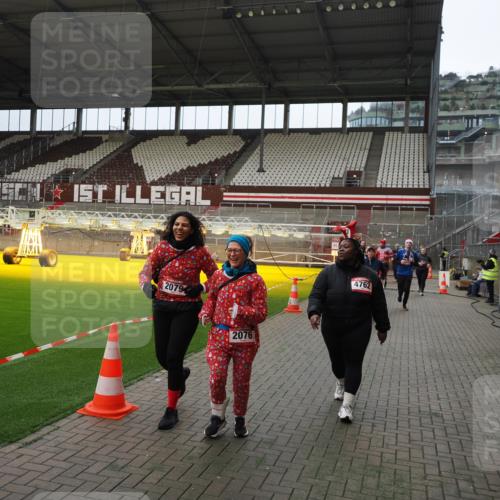 07.12.2025 - St. Pauli X-Mass-Run No. 15 Fabian Wolf http://msf.ph/oto/9397538 07.12.2025 10:45:53 Ziel 1041, 1715, 2076, 2079, 2080, 2089, 2218, 2324, 2326, 2423, 2733, 2734, 3835, 3838, 4616, 4619, 4620, 4762, 4854 meine-sportfotos.de