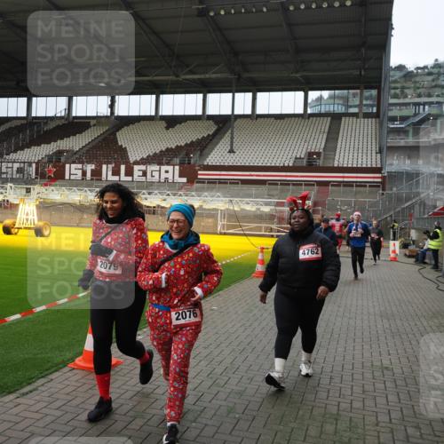 07.12.2025 - St. Pauli X-Mass-Run No. 15 Fabian Wolf http://msf.ph/oto/9397540 07.12.2025 10:45:54 Ziel 1041, 1715, 2076, 2079, 2080, 2089, 2218, 2324, 2326, 2423, 2733, 2734, 3835, 3838, 4616, 4619, 4620, 4762 meine-sportfotos.de