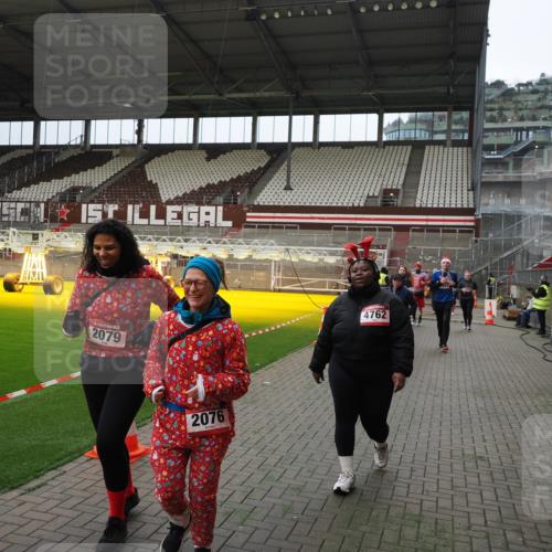 07.12.2025 - St. Pauli X-Mass-Run No. 15 Fabian Wolf http://msf.ph/oto/9397541 07.12.2025 10:45:54 Ziel 1041, 1715, 2076, 2079, 2080, 2089, 2218, 2324, 2326, 2423, 2733, 2734, 3835, 3838, 4616, 4619, 4620, 4762 meine-sportfotos.de